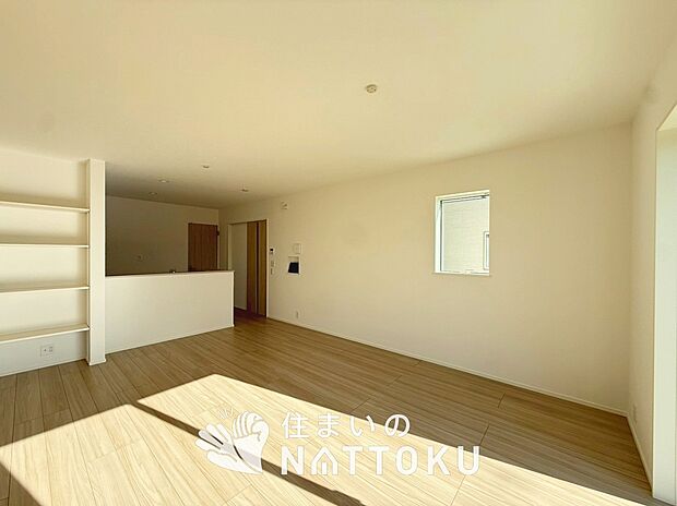 【現地写真（リビング）】フローリング材には、木目、色調など木材特有の風合いがあり、ナチュラルな美しさになっています。