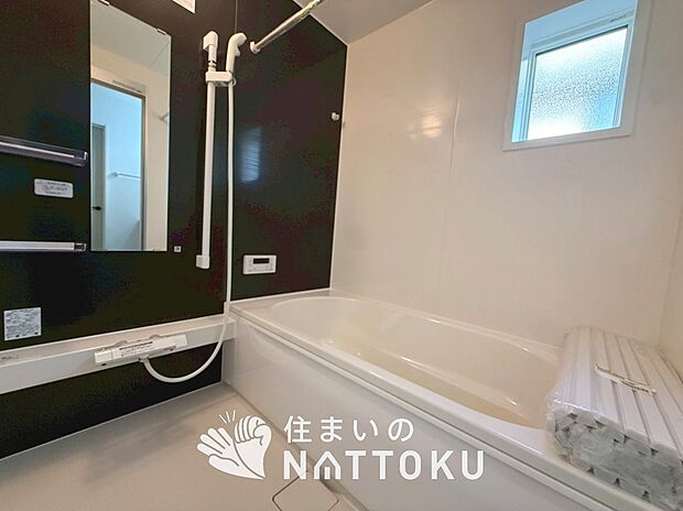 【現地写真（浴室）】浴室暖房乾燥機付き。１坪タイプで広々です。