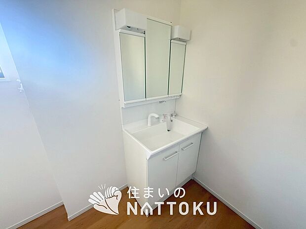 【洗面台・洗面所】鏡の両サイドは、必要なものを取出しやすく、大きな鏡面で朝の準備も快適。
使いやすいリフトアップ機能付きのシングルレバーシャワー水栓付です。
