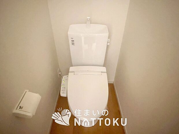 【トイレ】汚れてもサッとひと拭きでお手入れ簡単、エコ仕様の温水洗浄便座付きのトイレです。
バリアフリーにも配慮しています。
