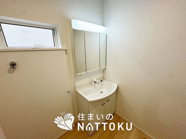 【洗面台・洗面所】鏡の両サイドは、必要なものを取出しやすく、大きな鏡面で朝の準備も快適。
使いやすいリフトアップ機能付きのシングルレバーシャワー水栓付です。
