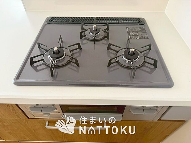 【ビルトインコンロ】フラットな構造で清掃性が高く、過熱防止センサー付３口タイプで日頃の家事も快適です。