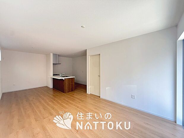 【現地写真（リビング）】フローリング材には、木目、色調など木材特有の風合いがあり、ナチュラルな美しさになっています。