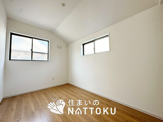 【現地写真（洋室）】木目の美しさを際立たせるシンプルデザインの建具を使用しています。