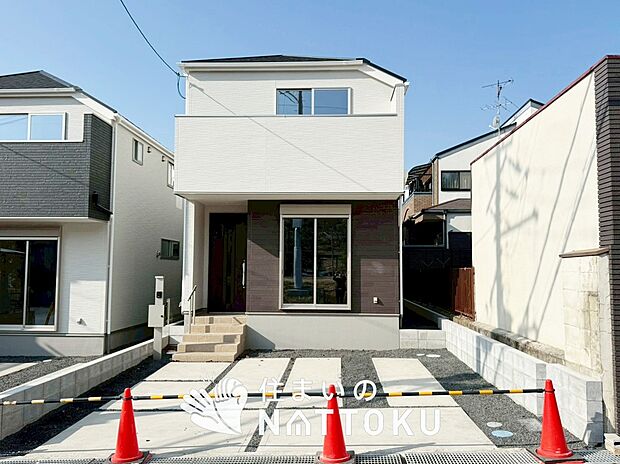 【現地写真（外観）【１号地】】軽くて火災に強い屋根材を採用し、地震時の建物への負担や揺れを軽減しています。