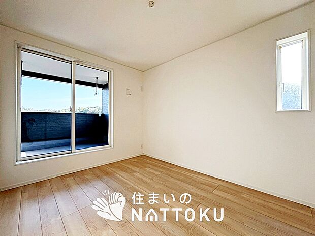 【現地写真（寝室）】木目の美しさを際立たせるシンプルデザインの建具を使用しています。