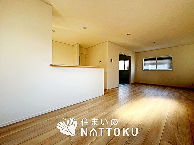 【現地写真（リビング）】フローリング材には、木目、色調など木材特有の風合いがあり、ナチュラルな美しさになっています。