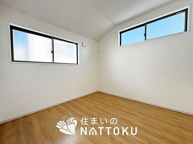 【現地写真（洋室）】木目の美しさを際立たせるシンプルデザインの建具を使用しています。