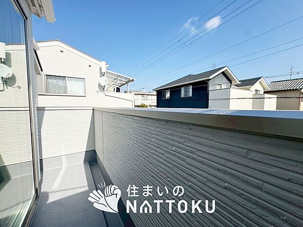 【バルコニー】奥行きが広く、洗濯物をゆったりと干せる十分な広さで、家族の洗濯も捗ります。