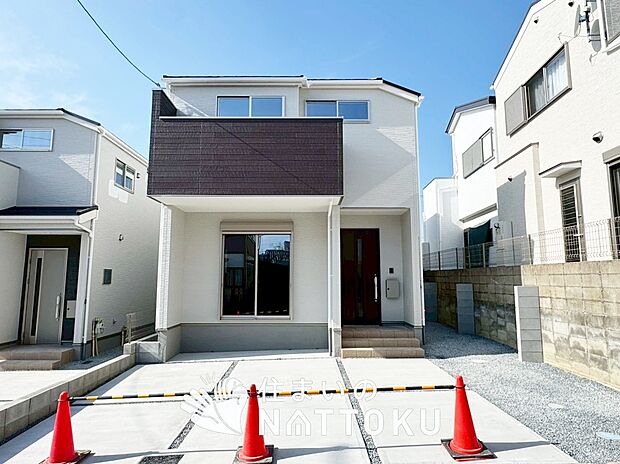 【現地写真（外観）【１号地】】軽くて火災に強い屋根材を採用し、地震時の建物への負担や揺れを軽減しています。