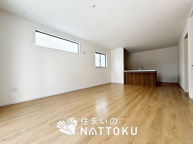 【現地写真（リビング）】フローリング材には、木目、色調など木材特有の風合いがあり、ナチュラルな美しさになっています。