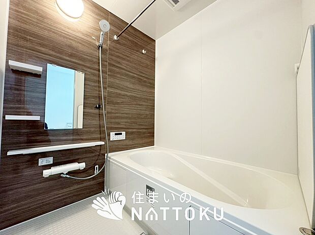 【現地写真（浴室）】浴室暖房乾燥機付き。１坪タイプで広々です。