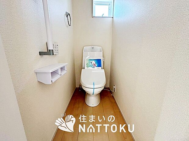 【トイレ】汚れてもサッとひと拭きでお手入れ簡単、エコ仕様の温水洗浄便座付きのトイレです。
バリアフリーにも配慮しています。
