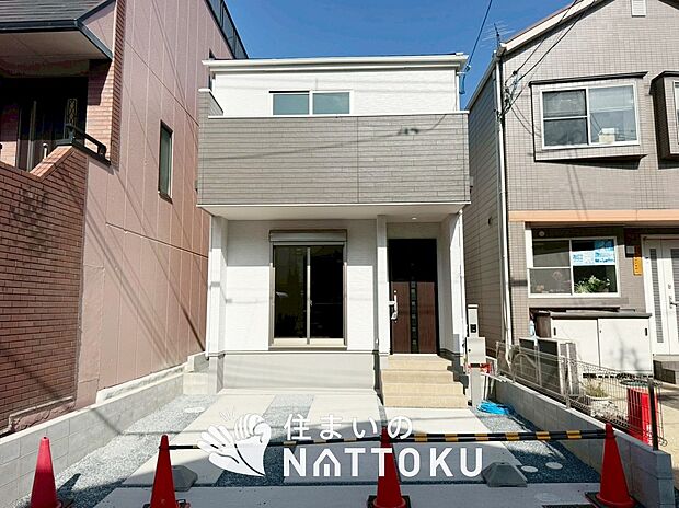 【現地写真（外観）】軽くて火災に強い屋根材を採用し、地震時の建物への負担や揺れを軽減しています。