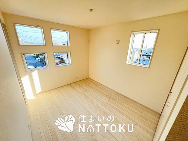 【現地写真（洋室）】木目の美しさを際立たせるシンプルデザインの建具を使用しています。