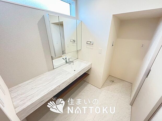 【洗面台・洗面所】鏡の両サイドは、必要なものを取出しやすく、大きな鏡面で朝の準備も快適。
使いやすいリフトアップ機能付きのシングルレバーシャワー水栓付です。
