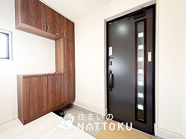【現地写真（玄関）】玄関には、大型のシューズ収納を設置しています。