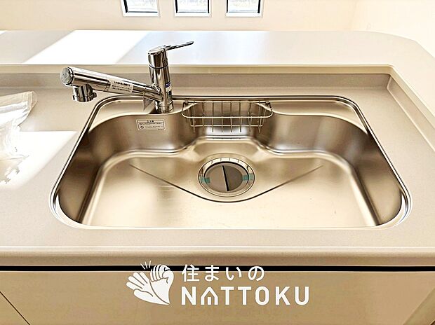 【浄水器一体型シャワー水栓付シンク】傷や汚れが付きにくい静音仕様の全面エンボス加工シンク。
また、蛇口の先端に浄水器を内蔵。浄水シャワーが使える毎分4リットルのたっぷり浄水。
