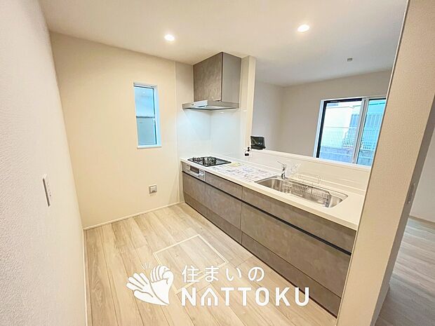 【現地写真（キッチン）】収納たっぷりのシステムキッチン、浄水器付水栓を標準装備しています。