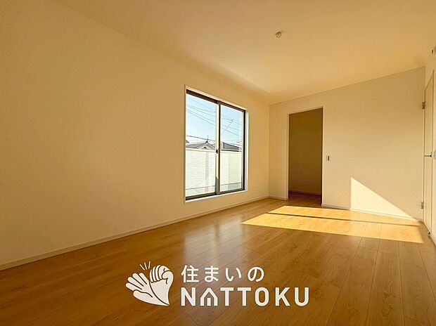 【現地写真（寝室）】木目の美しさを際立たせるシンプルデザインの建具を使用しています。