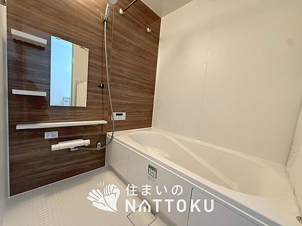 【現地写真（浴室）】浴室暖房乾燥機付き。１坪タイプで広々です。