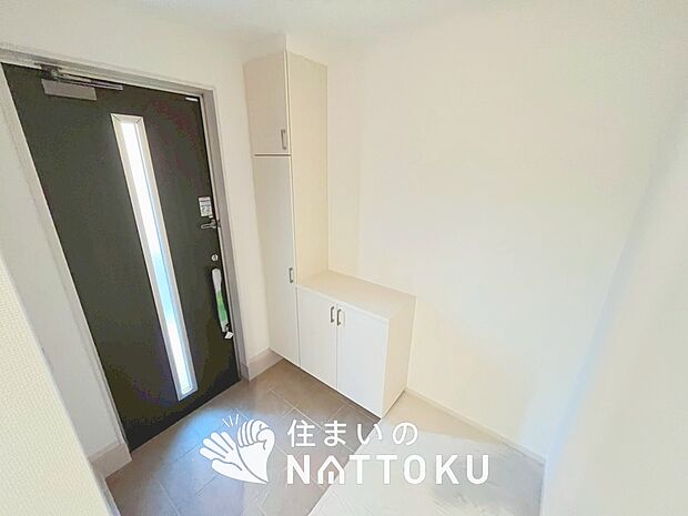 【現地写真（玄関）】玄関には、大型のシューズ収納を設置しています。