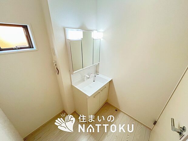 【洗面台・洗面所】鏡の両サイドは、必要なものを取出しやすく、大きな鏡面で朝の準備も快適。
使いやすいリフトアップ機能付きのシングルレバーシャワー水栓付です。
