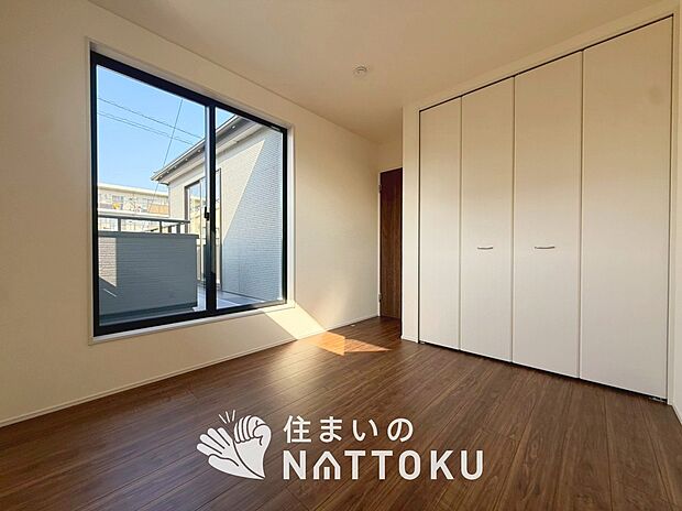 【現地写真（寝室）】木目の美しさを際立たせるシンプルデザインの建具を使用しています。