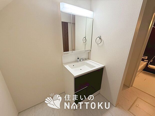 【洗面台・洗面所 】鏡の両サイドは、必要なものを取出しやすく、大きな鏡面で朝の準備も快適。
使いやすいリフトアップ機能付きのシングルレバーシャワー水栓付です。
