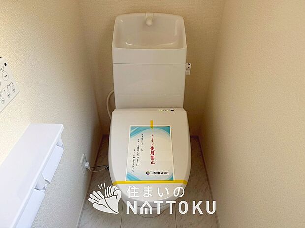 【トイレ	 】汚れてもサッとひと拭きでお手入れ簡単、エコ仕様の温水洗浄便座付きのトイレです。
バリアフリーにも配慮しています。
