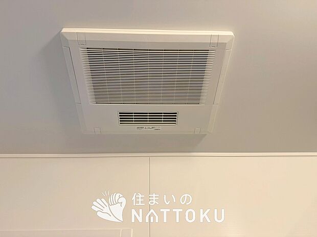 【浴室暖房換気乾燥機】寒い冬場はあたたかく、暑い夏場は扇風機のような心地よさです。
雨の日は、浴室が衣類乾燥スペースになります。
