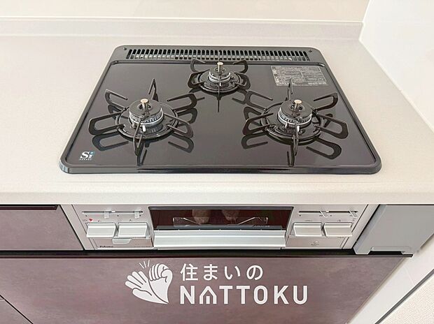 【ビルトインコンロ】フラットな構造で清掃性が高く、過熱防止センサー付３口タイプで日頃の家事も快適です。
