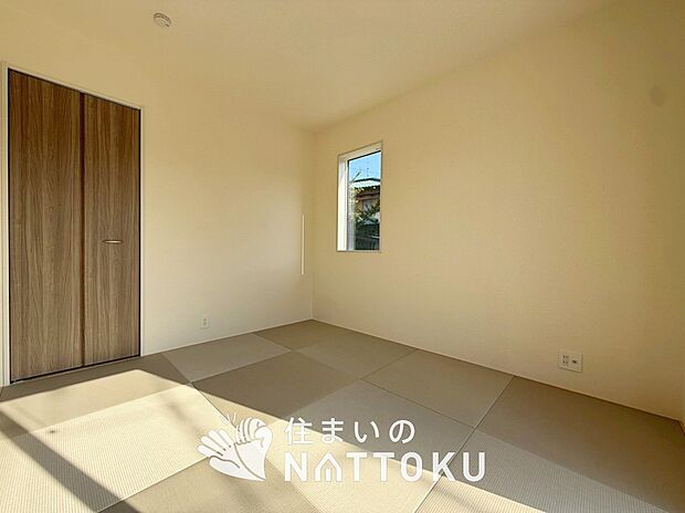 【現地写真（和室）】大壁仕様の新和室。くつろぎの空間です。