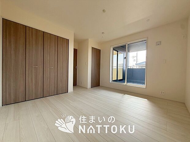 【現地写真（寝室）】木目の美しさを際立たせるシンプルデザインの建具を使用しています。