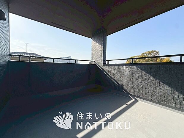 【バルコニー】奥行きが広く、洗濯物をゆったりと干せる十分な広さで、家族の洗濯も捗ります。