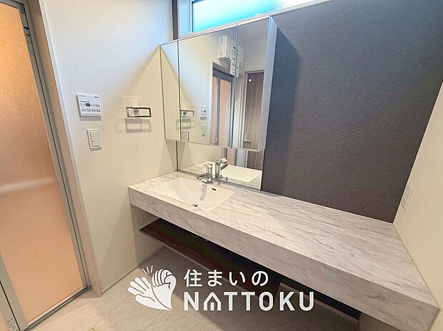 【洗面台・洗面所】鏡の両サイドは、必要なものを取出しやすく、大きな鏡面で朝の準備も快適。
使いやすいリフトアップ機能付きのシングルレバーシャワー水栓付です。
