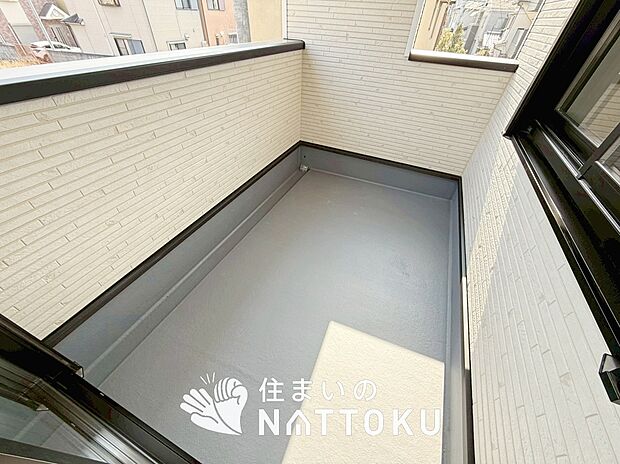 【バルコニー】奥行きが広く、洗濯物をゆったりと干せる十分な広さで、家族の洗濯も捗ります。