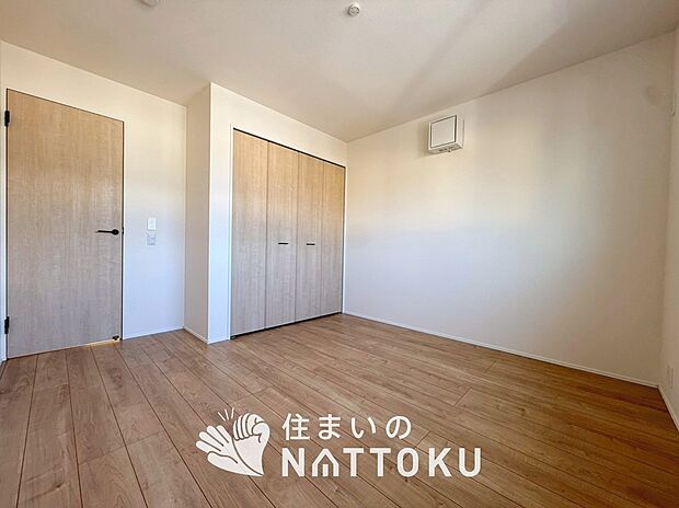 【現地写真（洋室）】木目の美しさを際立たせるシンプルデザインの建具を使用しています。