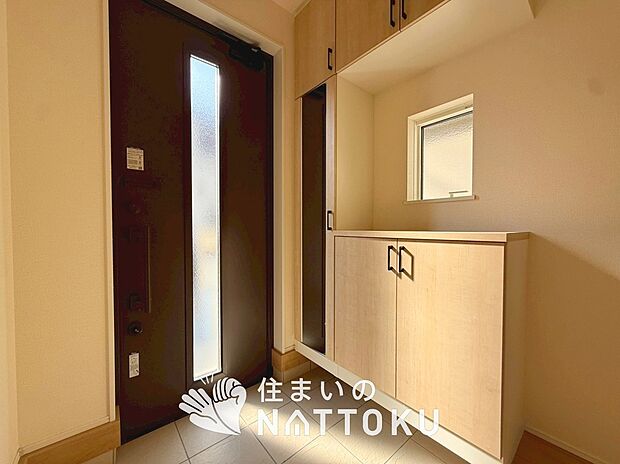 【現地写真（玄関）】玄関には、大型のシューズ収納を設置しています。