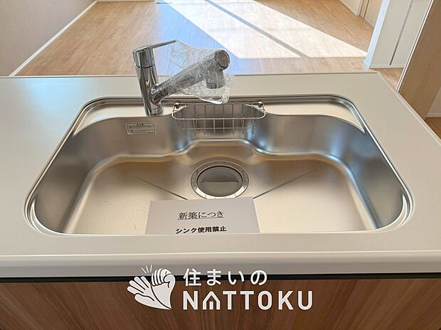 【浄水器一体型シャワー水栓付シンク】広々とした凸型シンクに洗剤ポケットを標準装備。すっきり収納できます。
また、蛇口の先端に浄水器を内蔵しているため場所をとりません。
