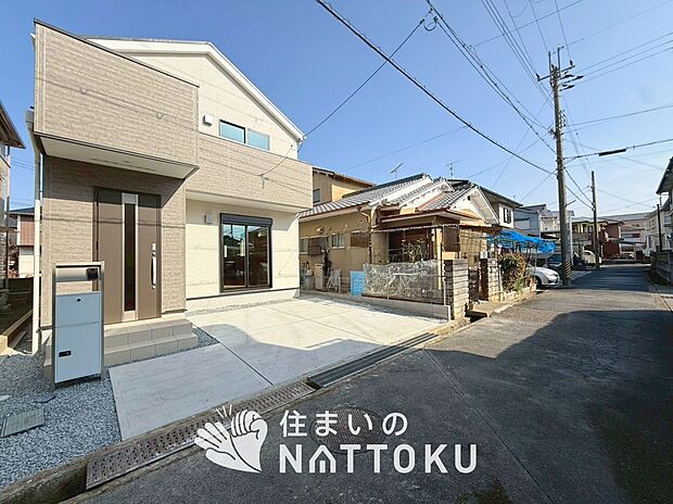 【現地写真（前道含む外観）】お引渡し後も無償の定期点検を行っており、暮らしの安心をお届けしています。