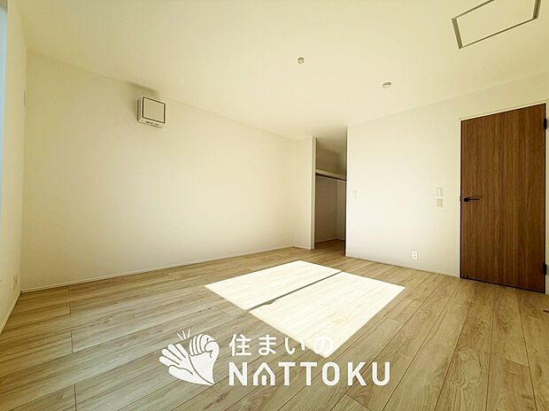 【現地写真（寝室）】木目の美しさを際立たせるシンプルデザインの建具を使用しています。