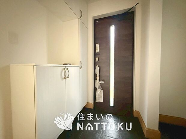 【現地写真（玄関）】玄関には、大型のシューズ収納を設置しています。