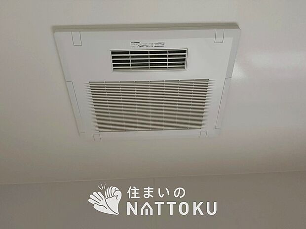 【浴室換気乾燥暖房機】寒い冬場はあたたかく、暑い夏場は扇風機のような心地よさです。
雨の日は、浴室が衣類乾燥スペースになります。