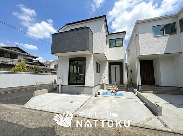 【現地写真（外観）【１号地】】軽くて火災に強い屋根材を採用し、地震時の建物への負担や揺れを軽減しています。