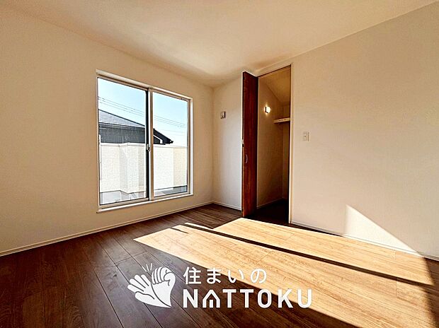 【現地写真（寝室）】木目の美しさを際立たせるシンプルデザインの建具を使用しています。