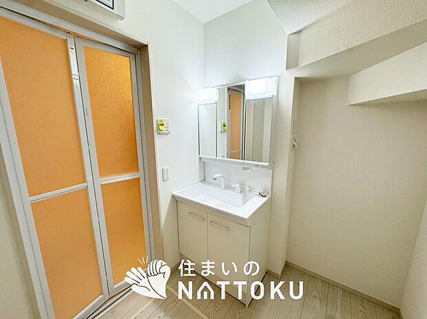 【洗面台・洗面所】鏡の両サイドは、必要なものを取出しやすく、大きな鏡面で朝の準備も快適。
使いやすいリフトアップ機能付きのシングルレバーシャワー水栓付です。