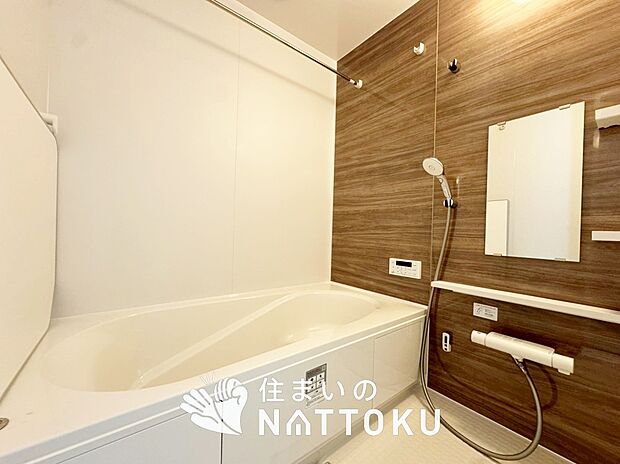 【現地写真（浴室）】浴室暖房乾燥機付き。１坪タイプで広々です。