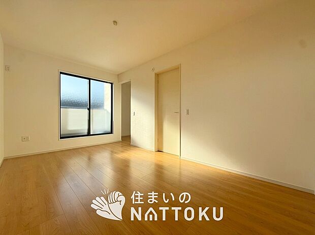 【現地写真（寝室）】木目の美しさを際立たせるシンプルデザインの建具を使用しています。