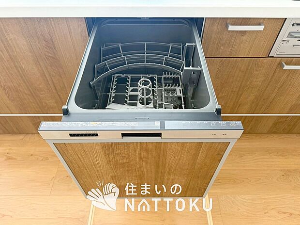 【食器洗い乾燥機】食後の時間にゆとりを与えてくれる食器洗い乾燥機。
操作ボタンも上面にあるので、腰をかがめずに操作ができラクラクです。

